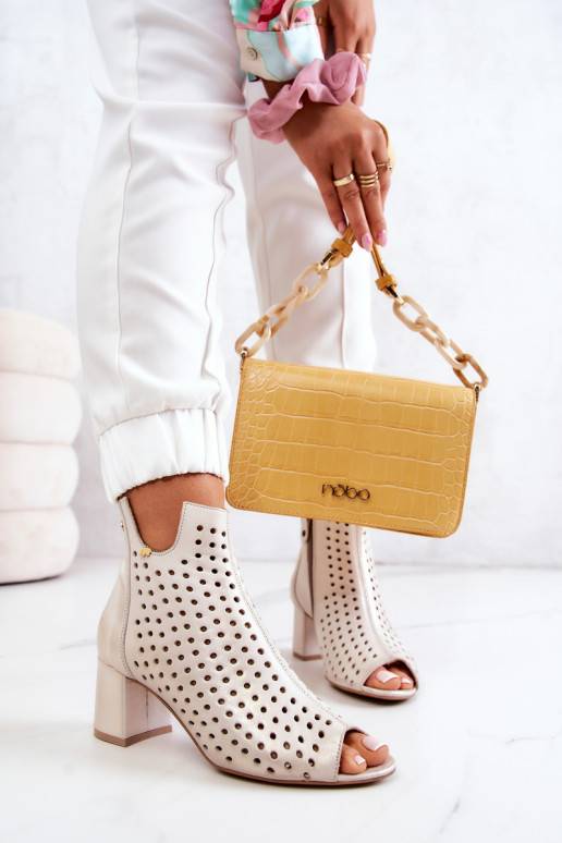 Durchbrochene beige Stiefel Durchbrochene beige Stiefel