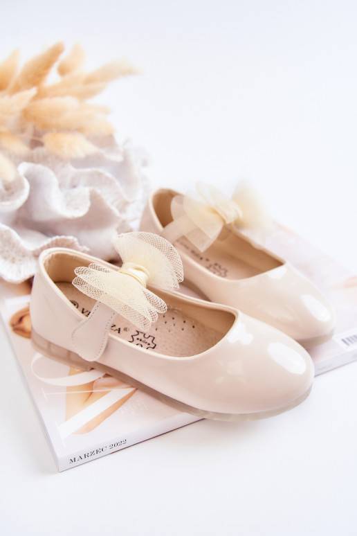 Lackierte Ballerinas für Kinder mit Klebeverschlüssen in Elfenbein Carla