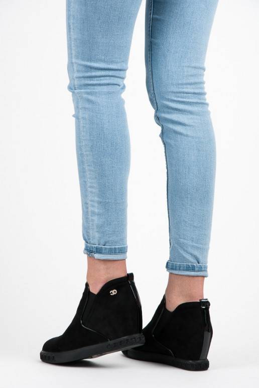 Schwarze Slip-On-Schuhe aus Wildleder... Schwarze Slip-On-Schuhe aus Wildleder...