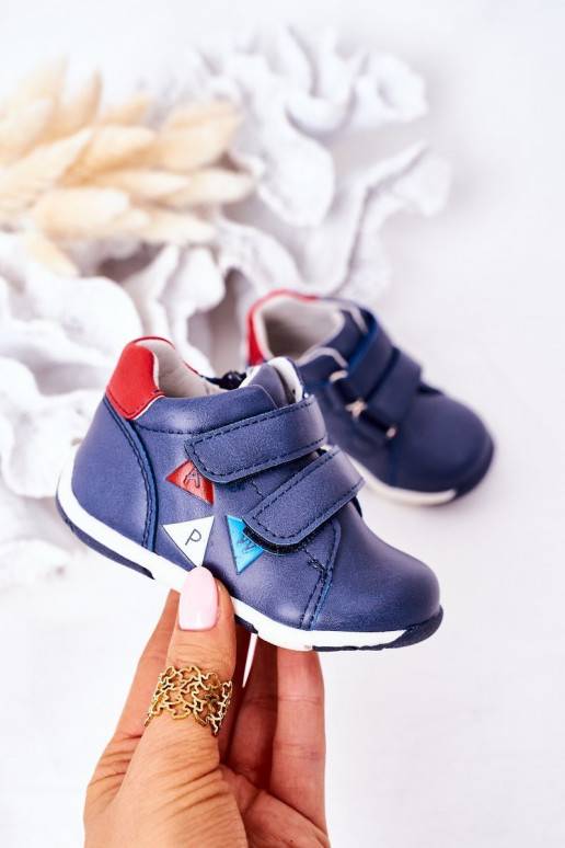 Kinderschuhe mit Klebeverschlüssen in... Kinderschuhe mit Klebeverschlüssen in...