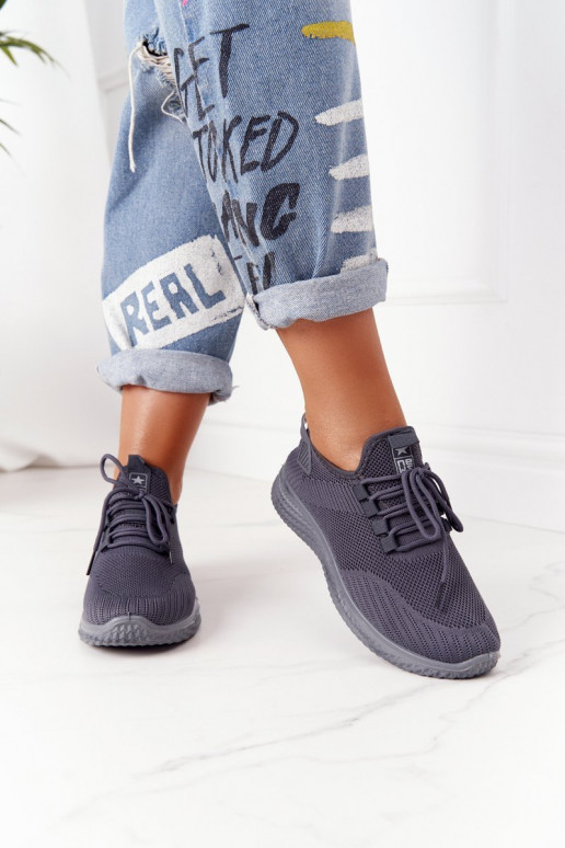 Sportliche Schuhe in grauer Farbe von... Sportliche Schuhe in grauer Farbe von...