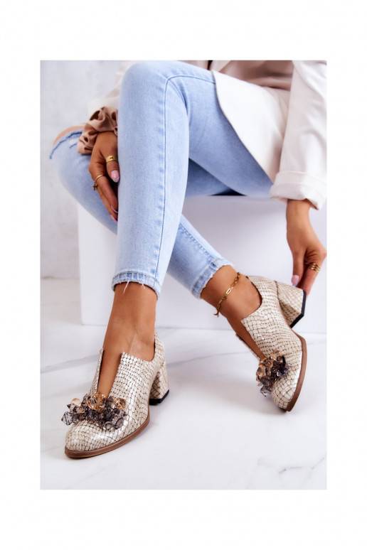 Schuhe mit stilvollen Details in der... Schuhe mit stilvollen Details in der...