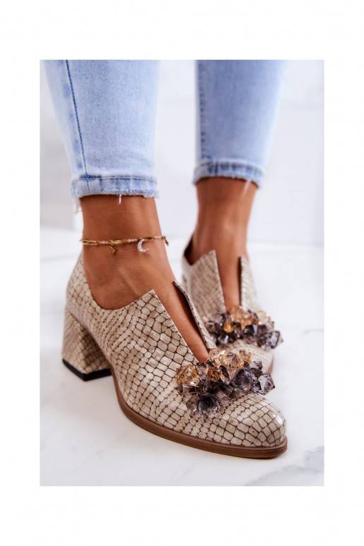 Schuhe mit stilvollen Details in der... Schuhe mit stilvollen Details in der...