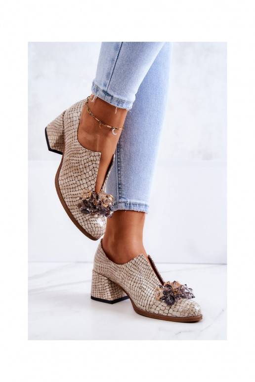 Schuhe mit stilvollen Details in der... Schuhe mit stilvollen Details in der...