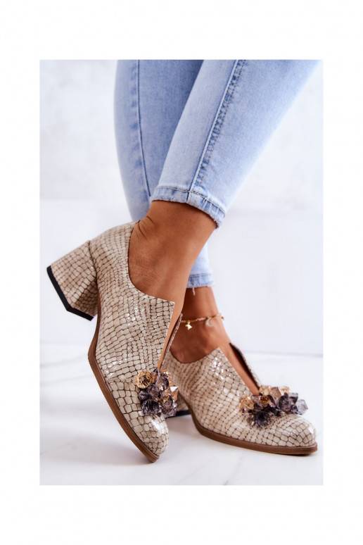 Schuhe mit stilvollen Details in der... Schuhe mit stilvollen Details in der...