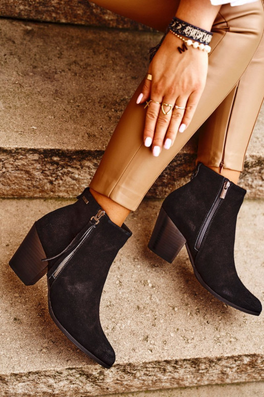 Schwarze Stiefel mit hohen Absätzen... Schwarze Stiefel mit hohen Absätzen...