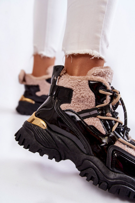 Schwarze und beige warme Sportschuhe... Schwarze und beige warme Sportschuhe...