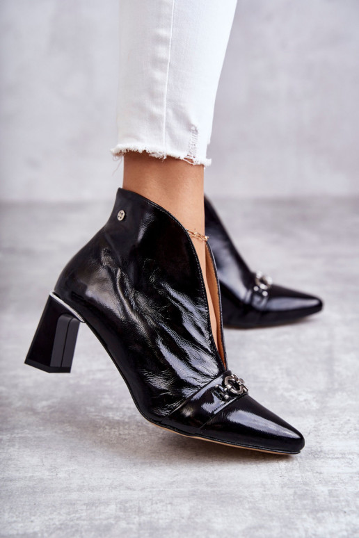 Stiefel mit Absatz in schwarzer Farbe Stiefel mit Absatz in schwarzer Farbe