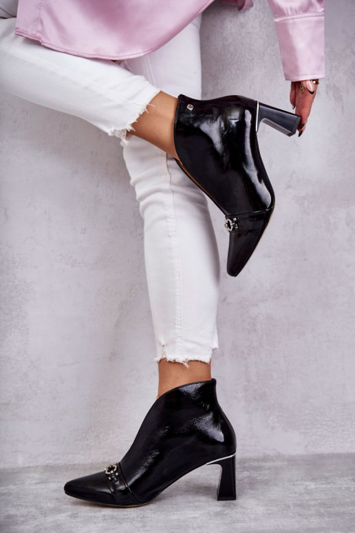 Stiefel mit Absatz in schwarzer Farbe Stiefel mit Absatz in schwarzer Farbe