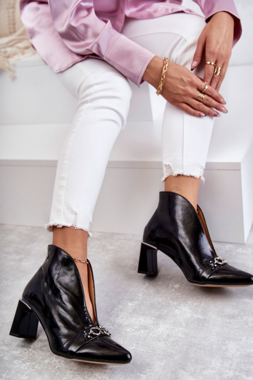 Stiefel mit Absatz in schwarzer Farbe Stiefel mit Absatz in schwarzer Farbe