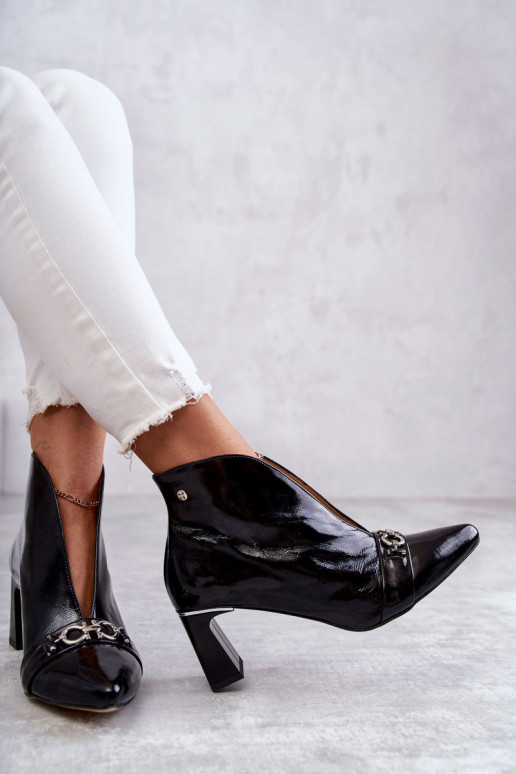 Stiefel mit Absatz in schwarzer Farbe Stiefel mit Absatz in schwarzer Farbe