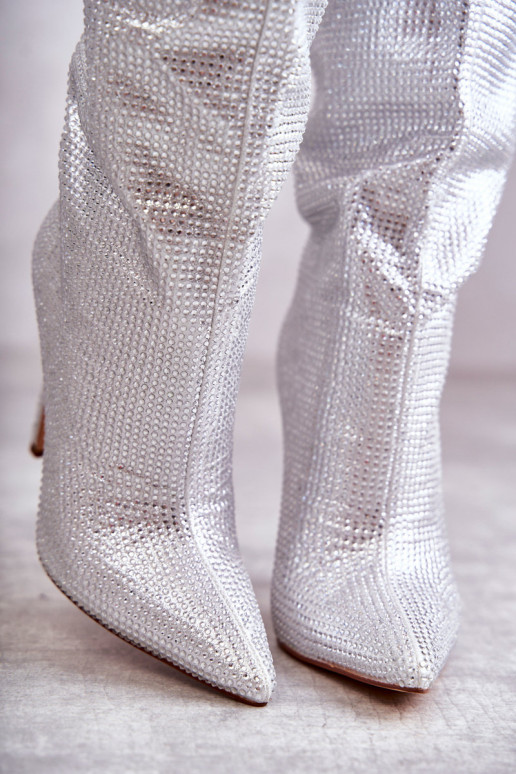 Lange Stiefel mit dünnem Absatz in silberner Farbe von Lovisa