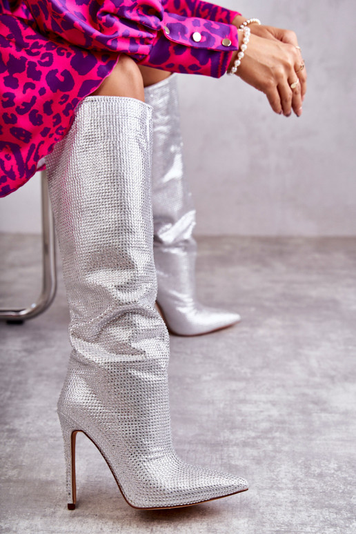 Lange Stiefel mit dünnem Absatz in silberner Farbe von Lovisa