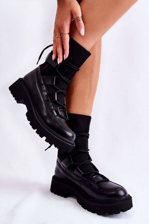 Schwarze, massive Stiefel mit... Schwarze, massive Stiefel mit...