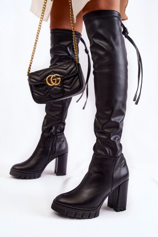 Schwarze lange Schuhe mit Plateauschuhen