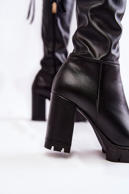 Schwarze lange Schuhe mit Plateauschuhen