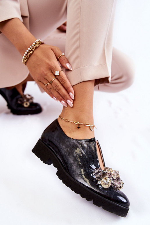 Damenschuhe mit Ornamenten und... Damenschuhe mit Ornamenten und...