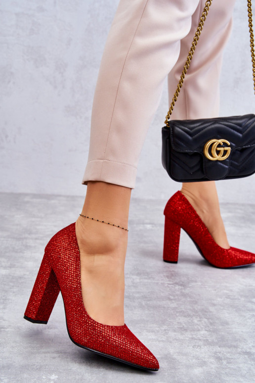 Glänzend rote Schuhe mit hohen Absätzen von Elmira