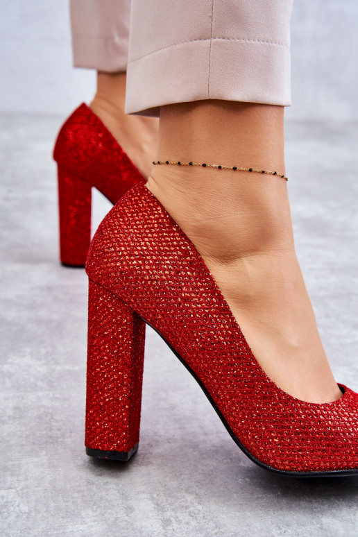 Glänzend rote Schuhe mit hohen Absätzen von Elmira