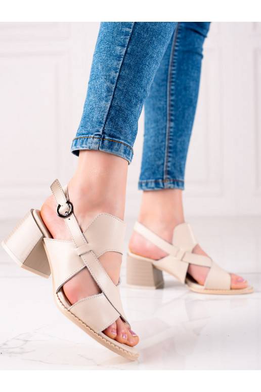 Beigefarbene Damensandalen mit Absatz... Beigefarbene Damensandalen mit Absatz...