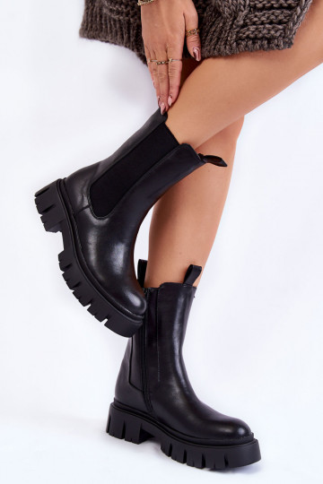 Klobige Stiefel mit Plateau...