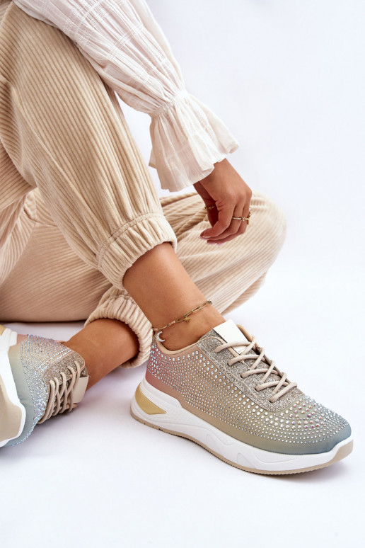 Glänzende Sneaker mit glitzernden Ösen in verschiedenen Farben