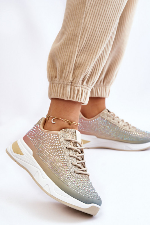 Glänzende Sneaker mit glitzernden Ösen in verschiedenen Farben