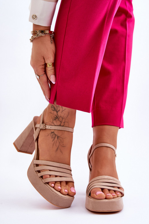 Wildleder-Sandalen mit hohem Absatz... Wildleder-Sandalen mit hohem Absatz...