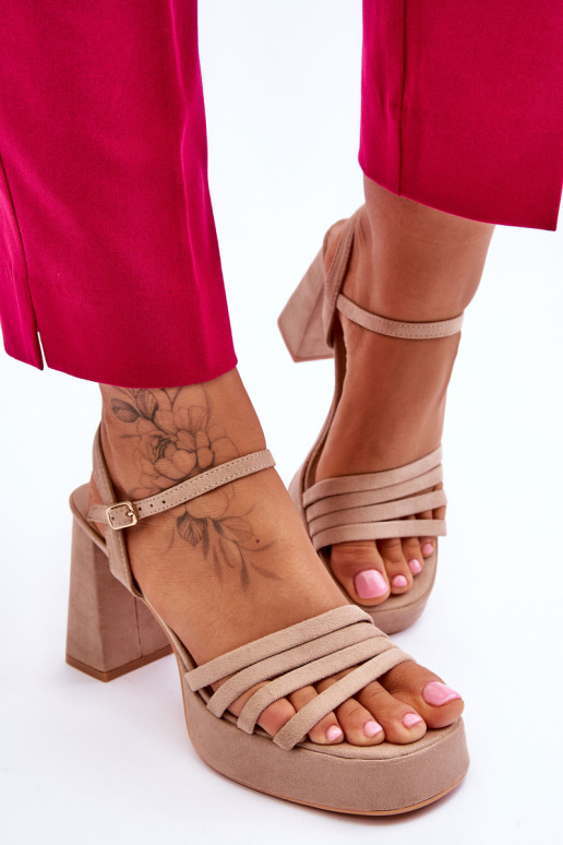 Wildleder-Sandalen mit hohem Absatz... Wildleder-Sandalen mit hohem Absatz...