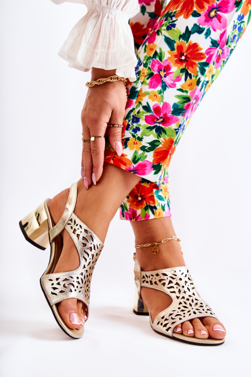 Goldfarbene Sandalen mit Absatz mit... Goldfarbene Sandalen mit Absatz mit...