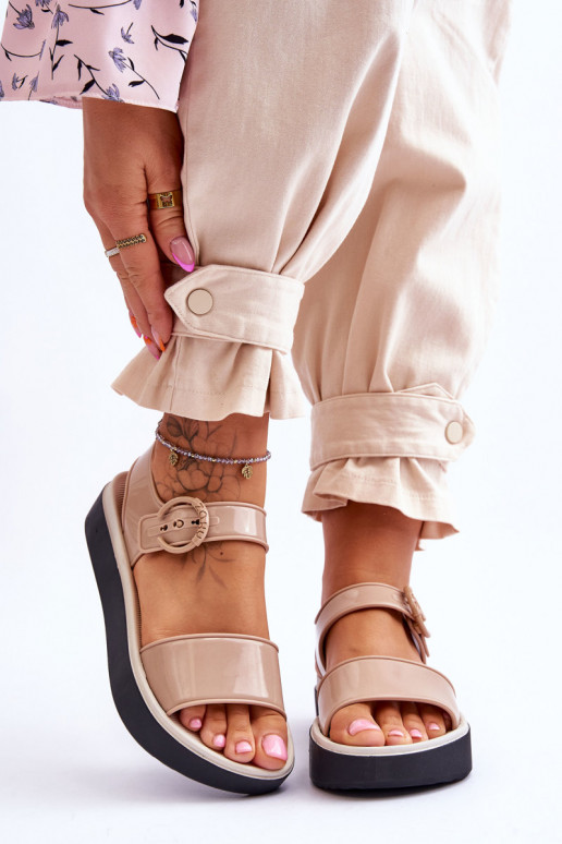 Schnallensandalen in Beige und Schwarz Schnallensandalen in Beige und Schwarz