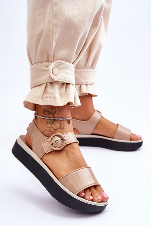 Schnallensandalen in Beige und Schwarz Schnallensandalen in Beige und Schwarz