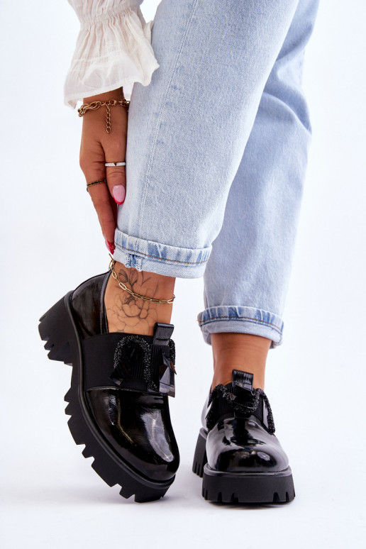 Schuhe in schwarzem Lackeffekt mit schönen Details von Keily