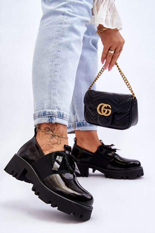 Schuhe in schwarzem Lackeffekt mit... Schuhe in schwarzem Lackeffekt mit...