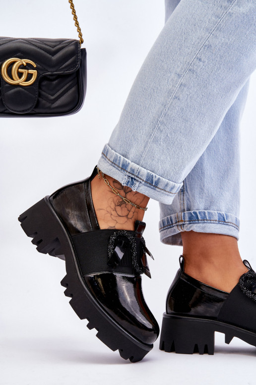 Schuhe in schwarzem Lackeffekt mit schönen Details von Keily
