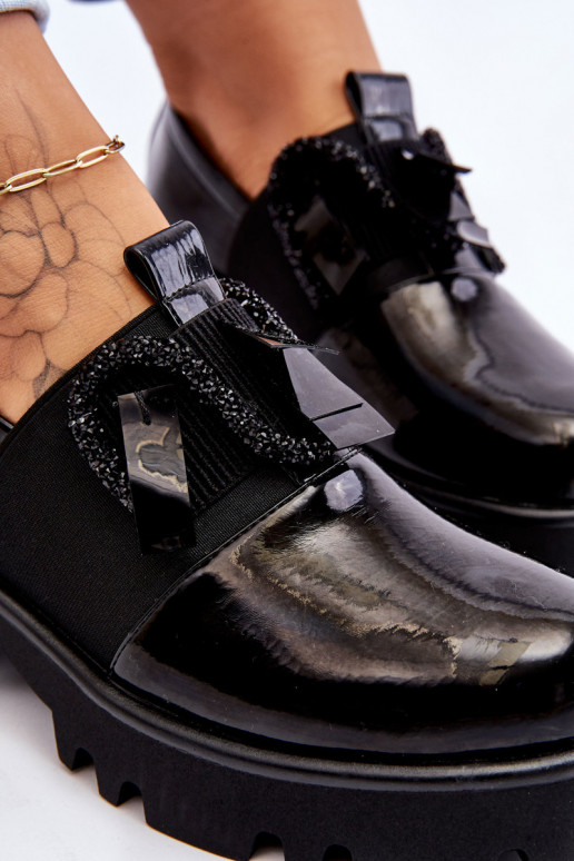 Schuhe in schwarzem Lackeffekt mit schönen Details von Keily