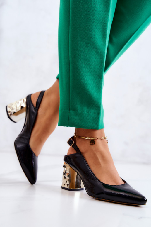 Schwarze Schuhe mit goldenen breiten... Schwarze Schuhe mit goldenen breiten...