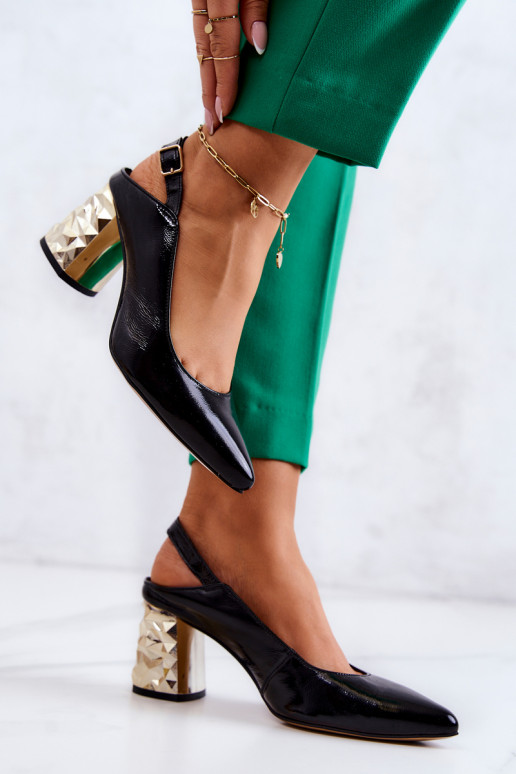 Schwarze Schuhe mit goldenen breiten... Schwarze Schuhe mit goldenen breiten...