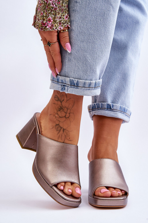 Modische Slipper mit Absatz von... Modische Slipper mit Absatz von...