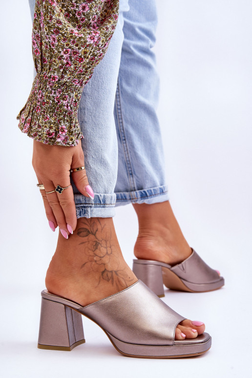 Modische Slipper mit Absatz von... Modische Slipper mit Absatz von...