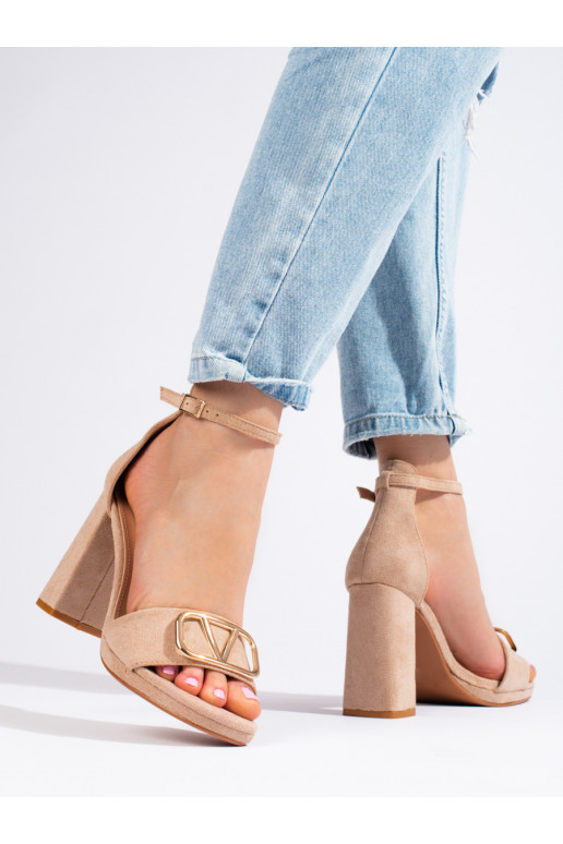 Schuhe mit hohem Absatz in Beige von... Schuhe mit hohem Absatz in Beige von...