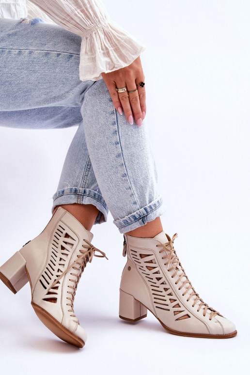 Durchbrochene Stiefeletten eines... Durchbrochene Stiefeletten eines...