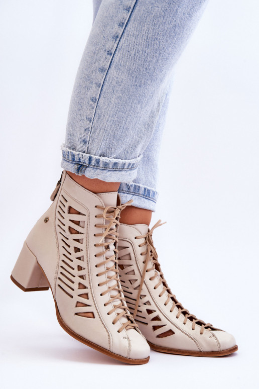 Durchbrochene Stiefeletten eines... Durchbrochene Stiefeletten eines...