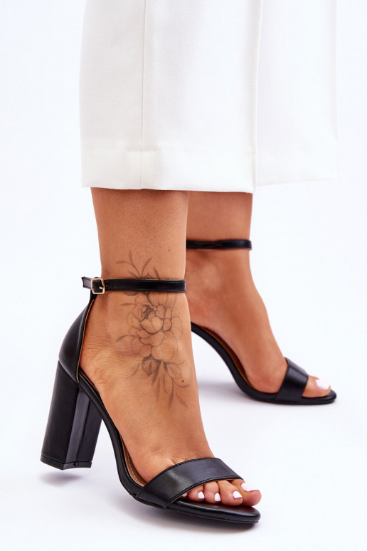 Schwarze Damensandalen mit Absatz Schwarze Damensandalen mit Absatz