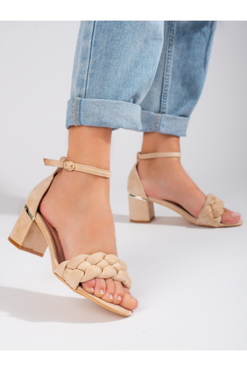 Hochhackige Sandalen...