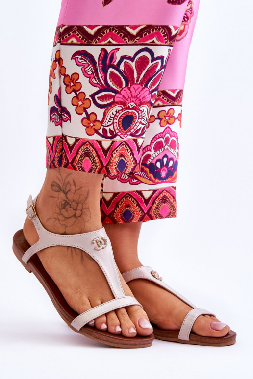 Sandfarbene flache Sandalen von... Sandfarbene flache Sandalen von...