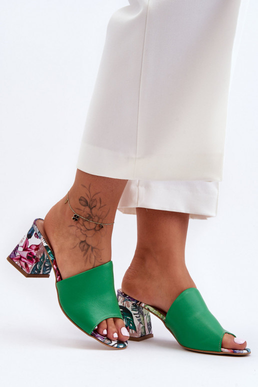 Grüne Lederpantoffeln. Schuhe mit Absatz