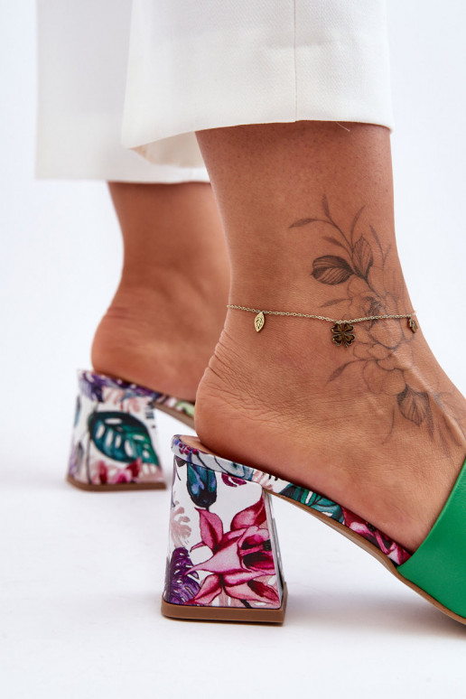 Grüne Lederpantoffeln. Schuhe mit Absatz