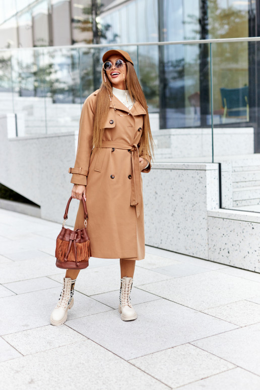 Beigefarbene Stiefel sind aus... Beigefarbene Stiefel sind aus...