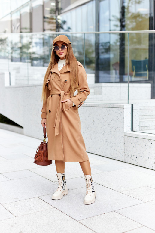 Beigefarbene Stiefel sind aus... Beigefarbene Stiefel sind aus...